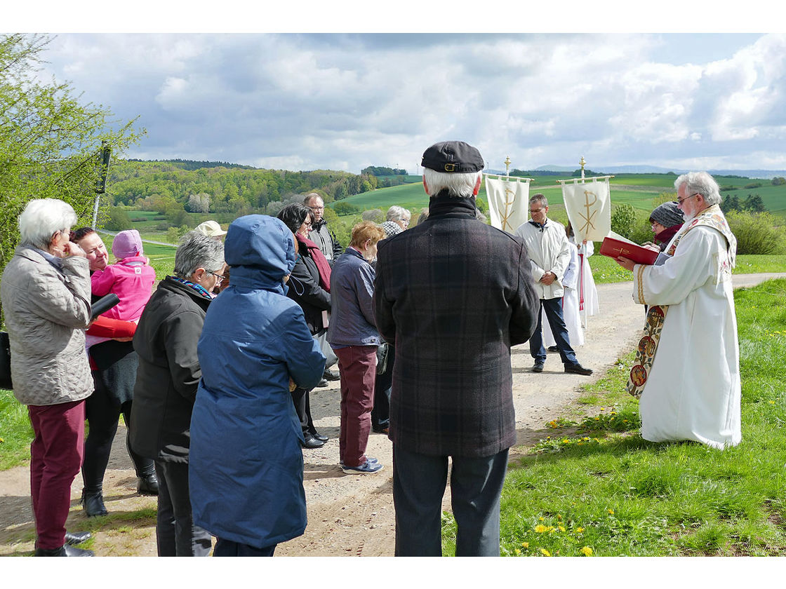 Bittprozession an der Weingartenkapelle (Foto: Karl-Franz Thiede)